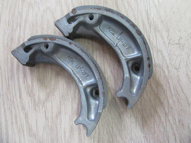 Jeu de sabots de frein avant  Honda XR 80 R 1990-1991 (06450-KJ2-305)