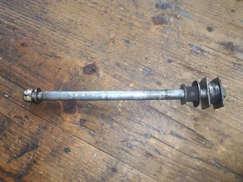 Axe de roue arrière Suzuki SV 650 1999-02