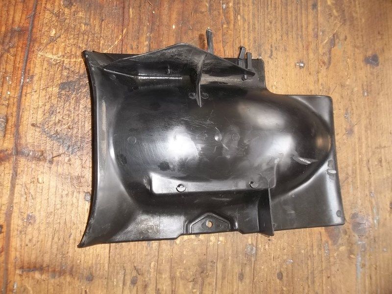 Partie interne de garde boue arrière Yamaha 125 SR (10F)
