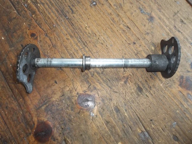 Axe de roue arrière Yamaha 125 SR (10F)
