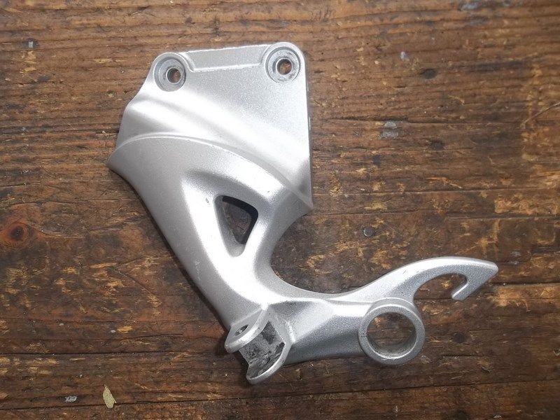 Platine arrière gauche Suzuki 1340 GSXR