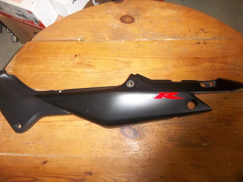 Demi coque arrière gauche Honda 125 CBR