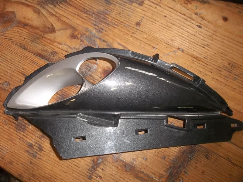 Couvercle de canalisation gauche pour Suzuki 1340 GSXR