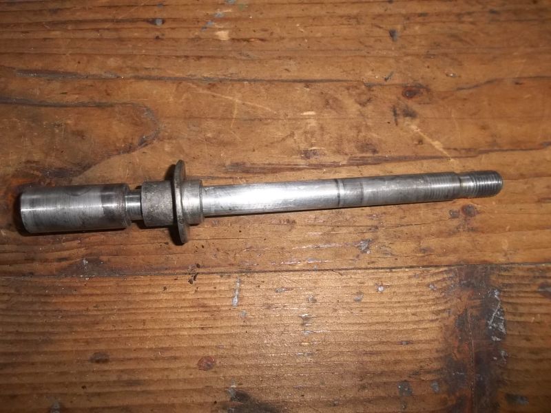 Axe de roue avant pour Suzuki 400 Bandit
