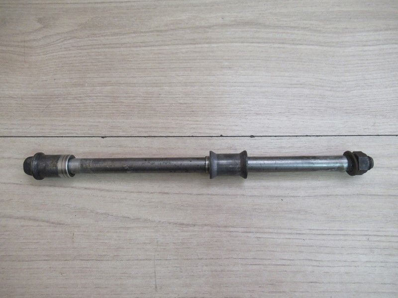 Axe de roue arrière Yamaha TW 125 1999-2003