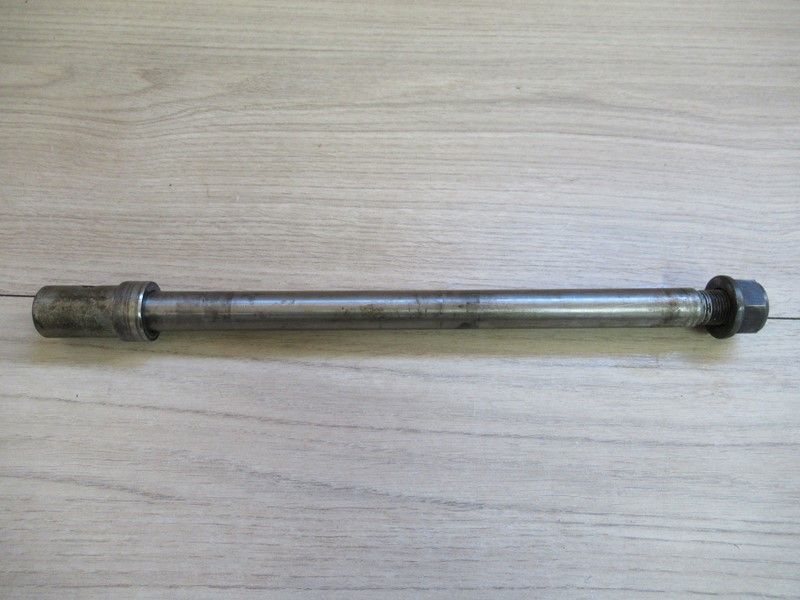 Axe de roue arrière Honda ST1100 Pan European 1990-2002