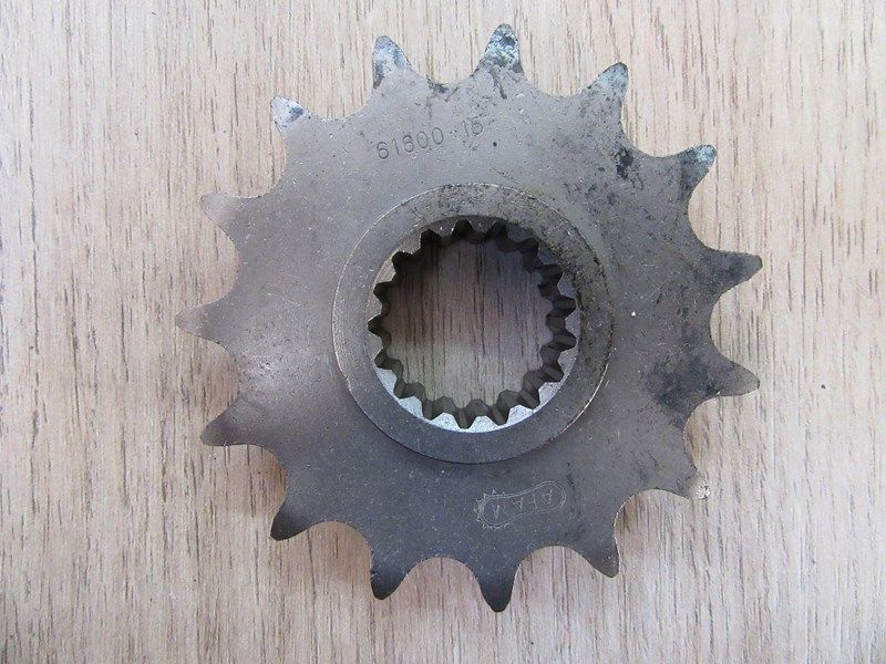 Pignon 17 dents Aprilia Mana et 850 GT jusqu'en 2008 (37601-17)