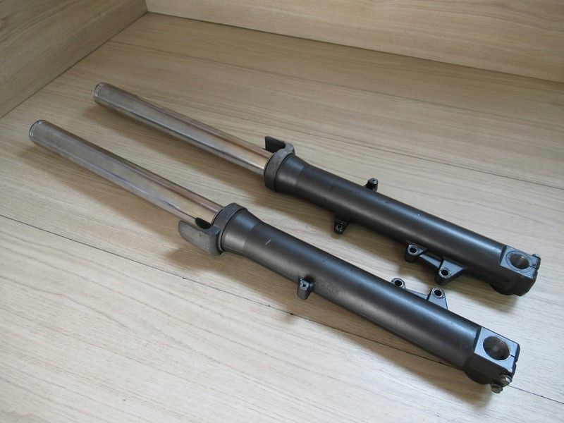 Deux bras de fourche Aprilia ETV 1000 Caponord 2001-2003