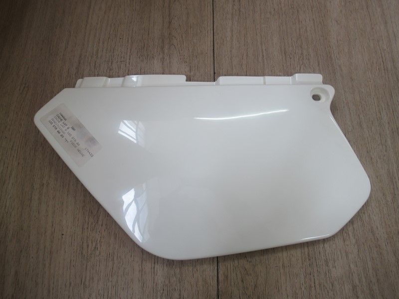 Cache latéral gauche Yamaha 125 DTR  (3BN-21711-00)