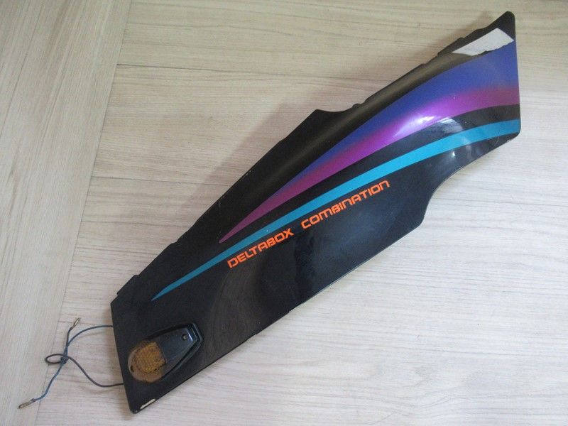 Cache latéral arrière droit Yamaha 600 FZR 1989-1991 (3HE-21721-00-2)