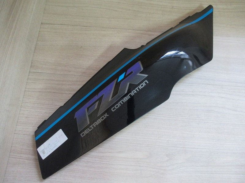 Cache latéral arrière droit Yamaha 600 FZR 1989-1991 (3HE-21721-00-2)