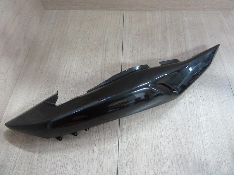 Cache arrière droit Suzuki 500 GSF 2004-2005 (47111-01DA0-Y7L)