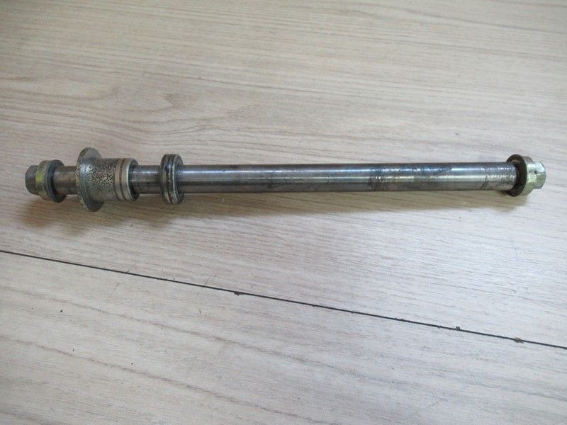 Axe de roue arrière Triumph 1200 Trophy 1996-2003