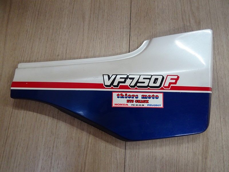 Cache latéral droit Honda VF 750 F 1983-1985 (83500-MB2-0100)