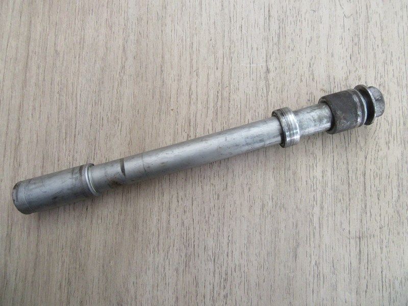Axe de roue avant Honda XLV 1000 Varadero 1999-2002