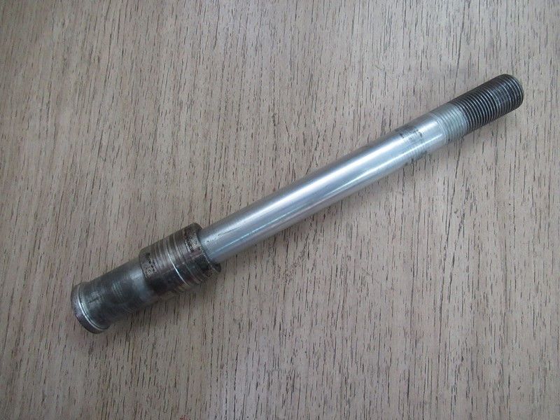 Axe de roue avant Kawasaki ER6 F/N 2012-2016