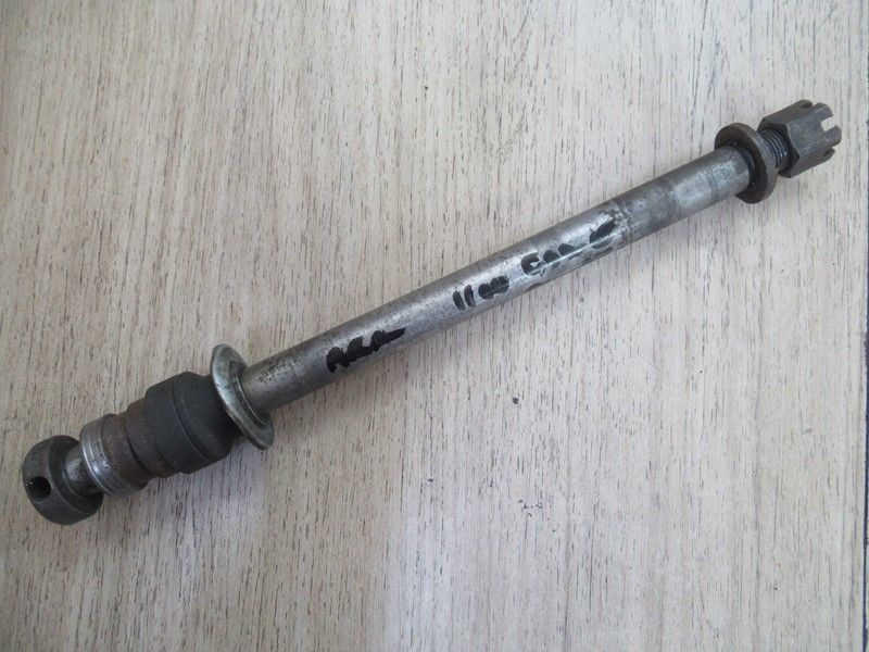 Axe de roue arrière Suzuki 1100 GSX E (GS1100X) 1980-1982