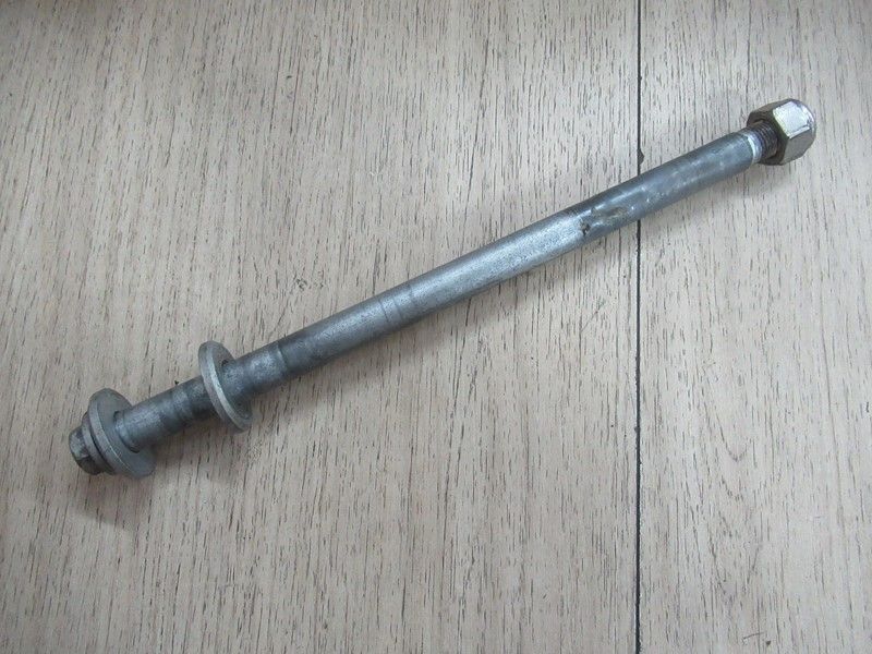 Axe de roue arrière Aprilia 650 Pegaso 1997-2000