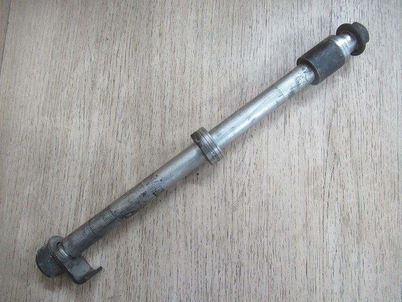 Axe de roue arrière Honda 1000 CBR (SC25) 1989-1992