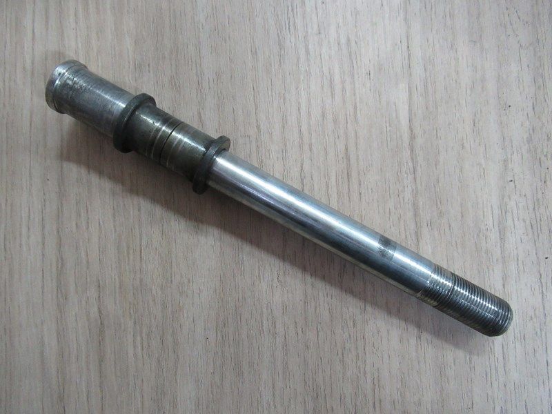 Axe de roue avant  Kawasaki Z750 2004-2006