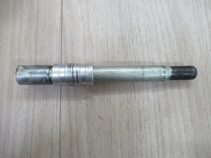 Axe de roue avant  Triumph 1050 Speed Triple 2005-2007