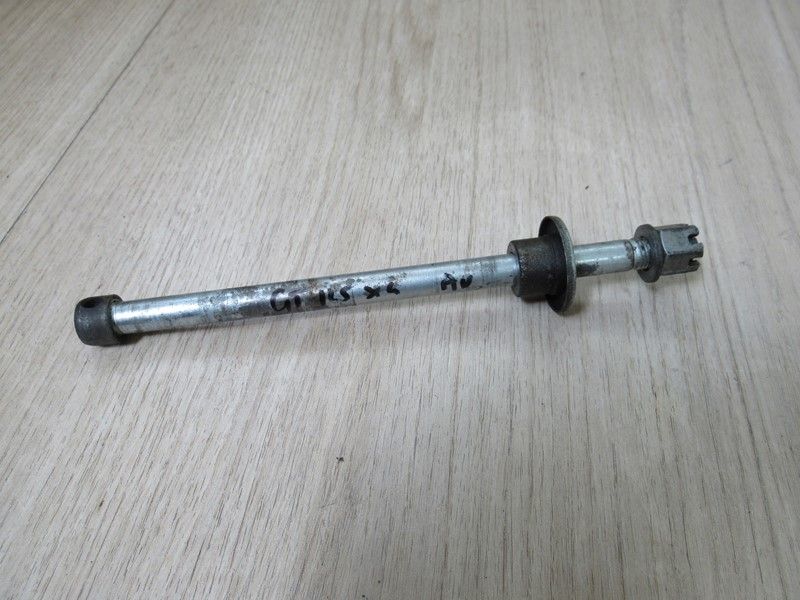 Axe de roue avant Suzuki GT 125 (X4) 1980-1982