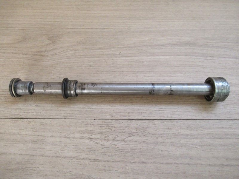 Axe de roue arrière Kawasaki GPZ1000 RX 1986-1988