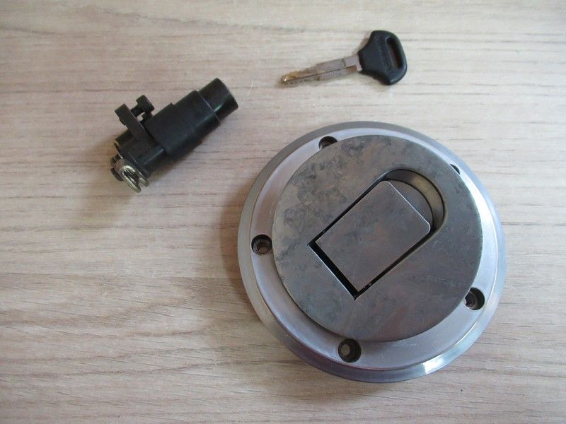 Bouchon et serrure de selle Kawasaki ZRX 1200 2001-2004
