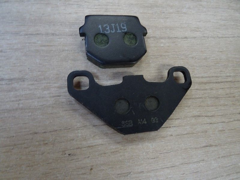 Jeu de plaquettes de frein Hyosung SF50 SD50 2000/2008 (5930003860)