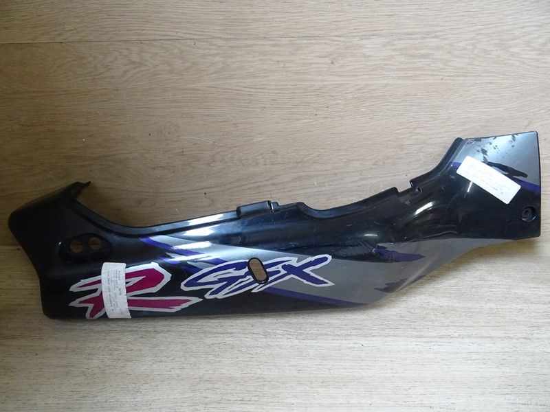 Cache latéral droit Suzuki 1100 GSXR type GU75D 1993/1996 ('47111-46E00)