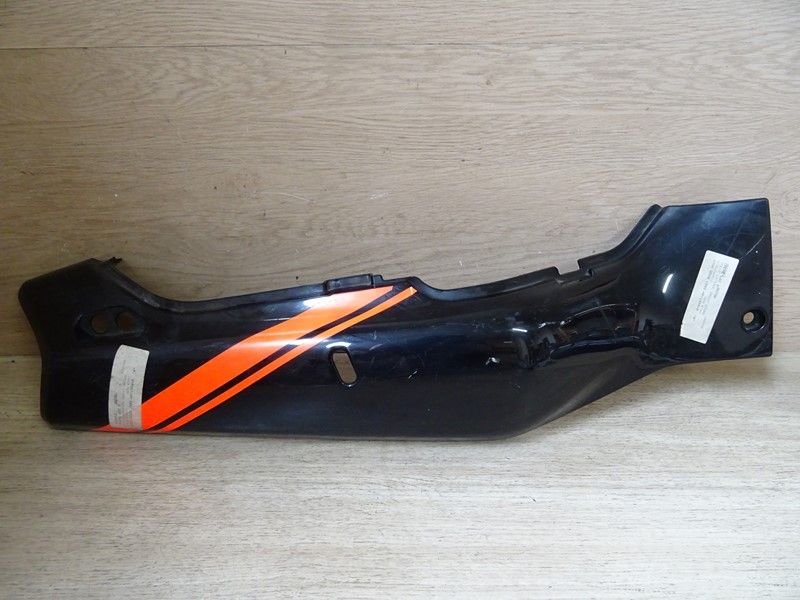Cache latéral droit Suzuki 1100 GSXR type GU75D 1993/1996 ('47211-46E00)