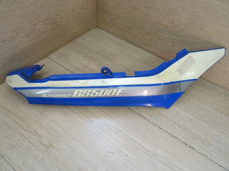Cache latéral droit Suzuki 500 GSE type GM51A 1989/1999 (47111-01D00)
