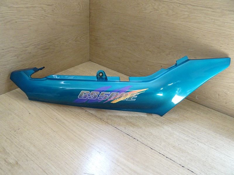 Cache latéral droit Suzuki 500 GSE type GM51A 1989/1999 (47111-01D00)