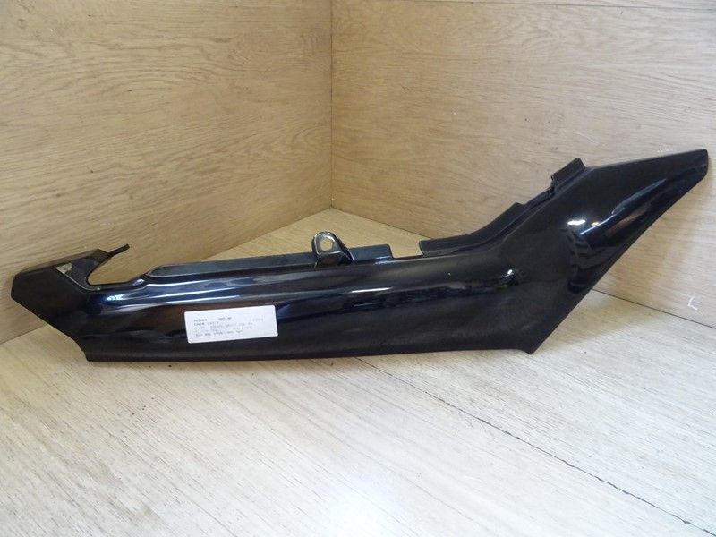 Cache latéral droit Suzuki 500 GSE type GM51A 1989/1999 (47111-01D00)