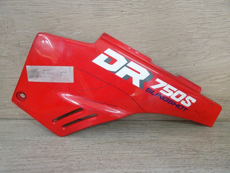 cache latéral gauche Suzuki 750 DR type SR41A 1988/1989 (47211-44B00)