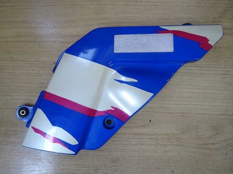 Cache latéral droit Suzuki 750 GSXR type GR7BD 1992/1995 - 1100 GSXR type GU75D 1993/1996 (47511-17E01-R)