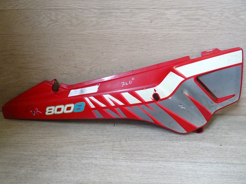 Cache latéral droit Suzuki DR 800 S type SR43A 1991/1995 (47111-31D00)