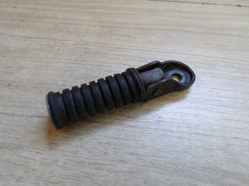 Repose pied arrière D/G Yamaha SR 125 type 10F 1982/2000