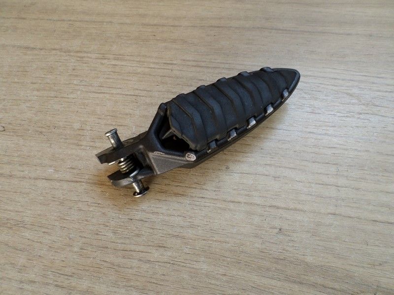 Repose pied avant droit DUCATI 1200 DIAVEL 2011/2014 type G100AA