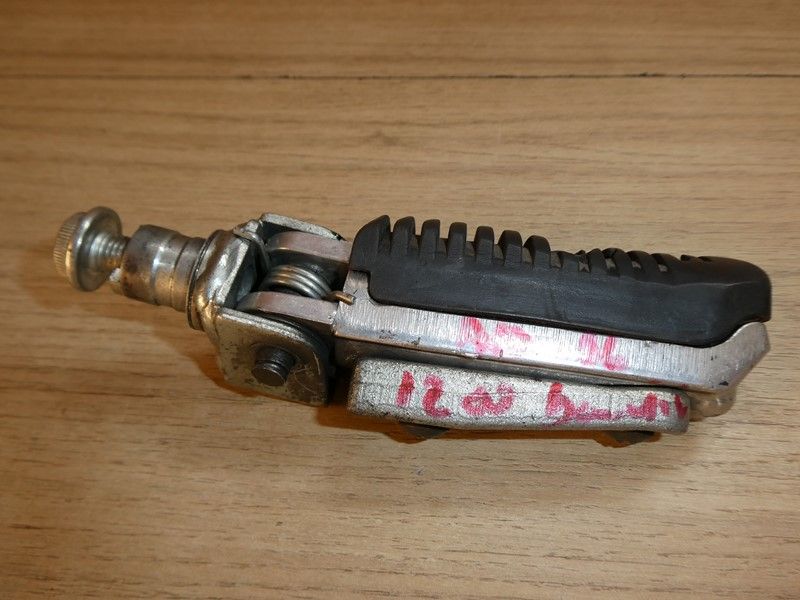 Repose pied avant droit Suzuki GSF 1200 Bandit GV75A 1996/2000