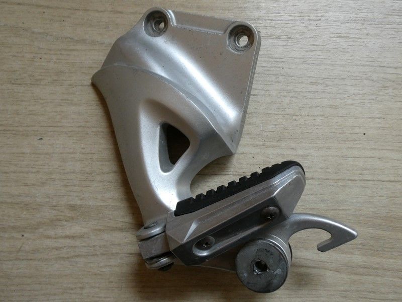 Platine repose pied arrière gauche Suzuki 1300 GSXR 2008/2013 CH135