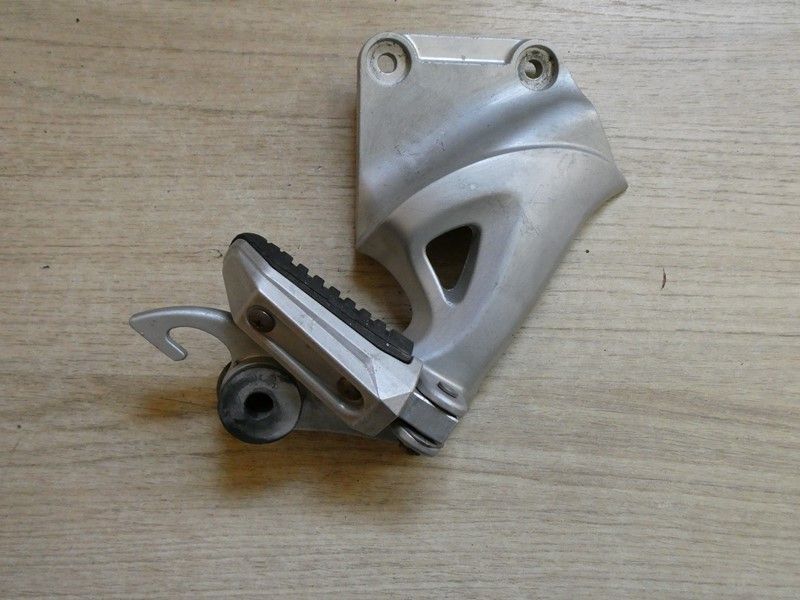 Platine repose pied arrière droit Suzuki 1300 GSXR 2008/2013 CH135