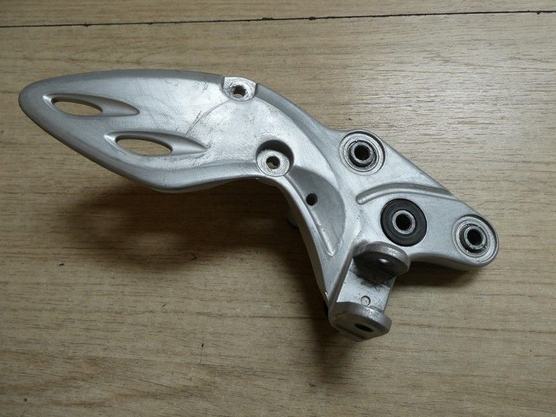 Platine repose pied avant droit Suzuki 1300 GSXR 2008/2013 CH135