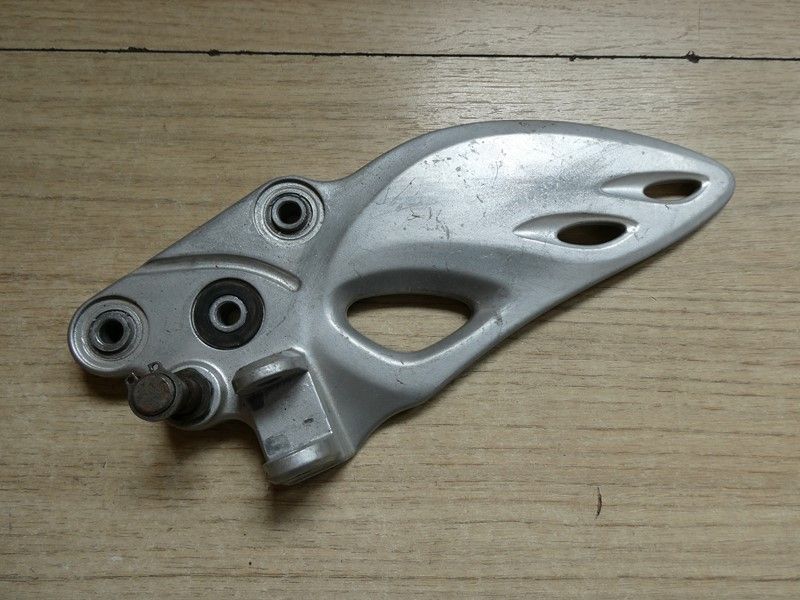 Platine repose pied avant gauche Suzuki 1300 GSXR 2008/2013 CH135