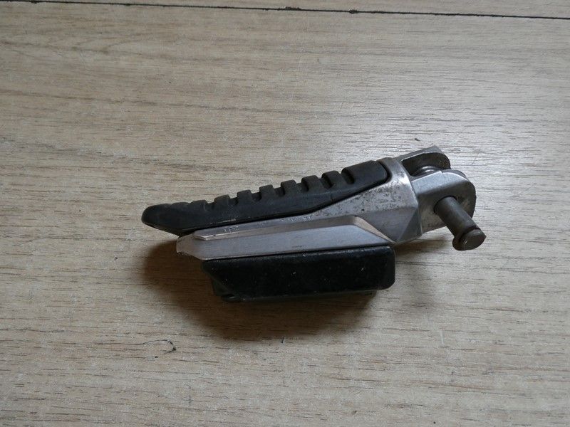 Repose pied avant gauche Suzuki 1300 GSXR 2008/2013 CH135