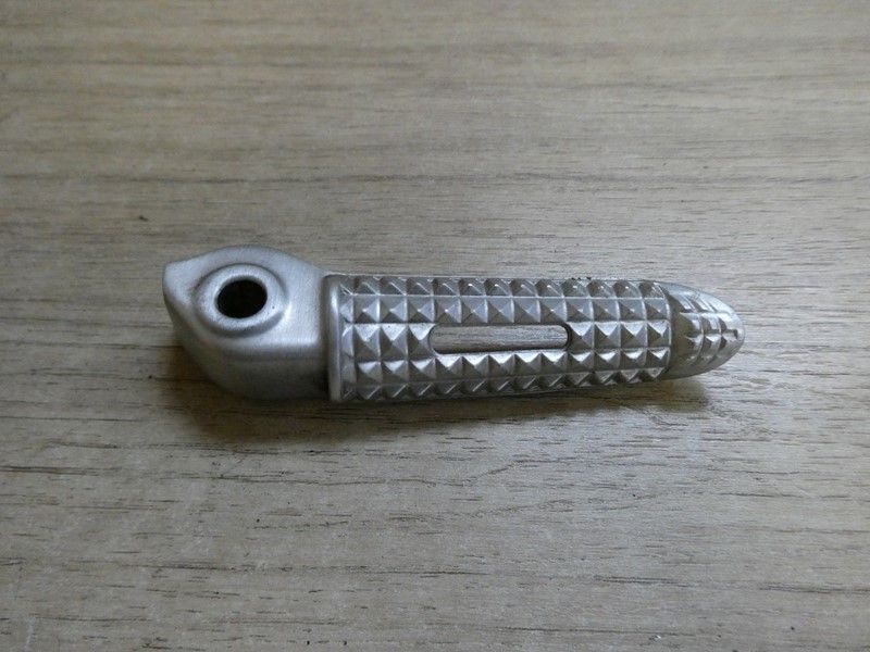 Repose pied arrière droit Triumph 660 trident 2021/2024