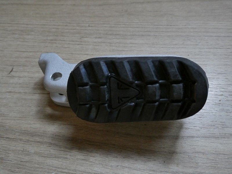 Repose pied avant droit Triumph Tiger 900 GT pro 2021/2023