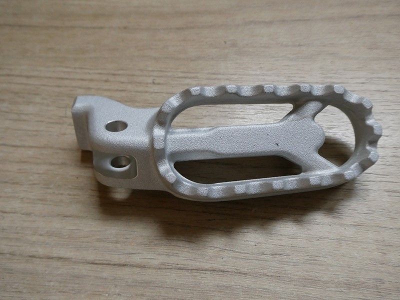 Repose pied avant droit Triumph Tiger 900 GT pro 2021/2023
