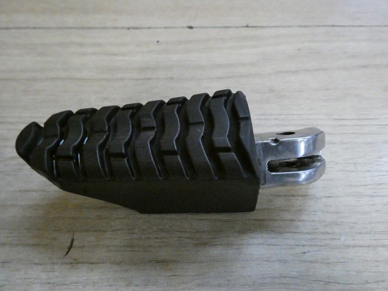 Repose pied arrière gauche Triumph 800 tiger 2012/2015
