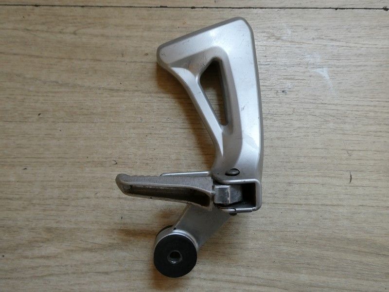 Platine repose pied arrière droit Suzuki SV 650 1999/2002 JS1AV